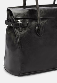 Schwarze Ledertasche mit glatter Textur, strukturiertem Design, Obergriffen und einem Klappenverschluss; verfügt über einen Druckknopf und dezente Markenkennzeichnung.