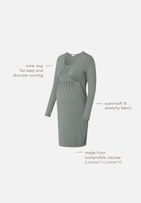 Robe de maternité en viscose durable, douce et extensible, dotée d'un haut intérieur pour un allaitement facile et discret, manches longues et taille froncée.
