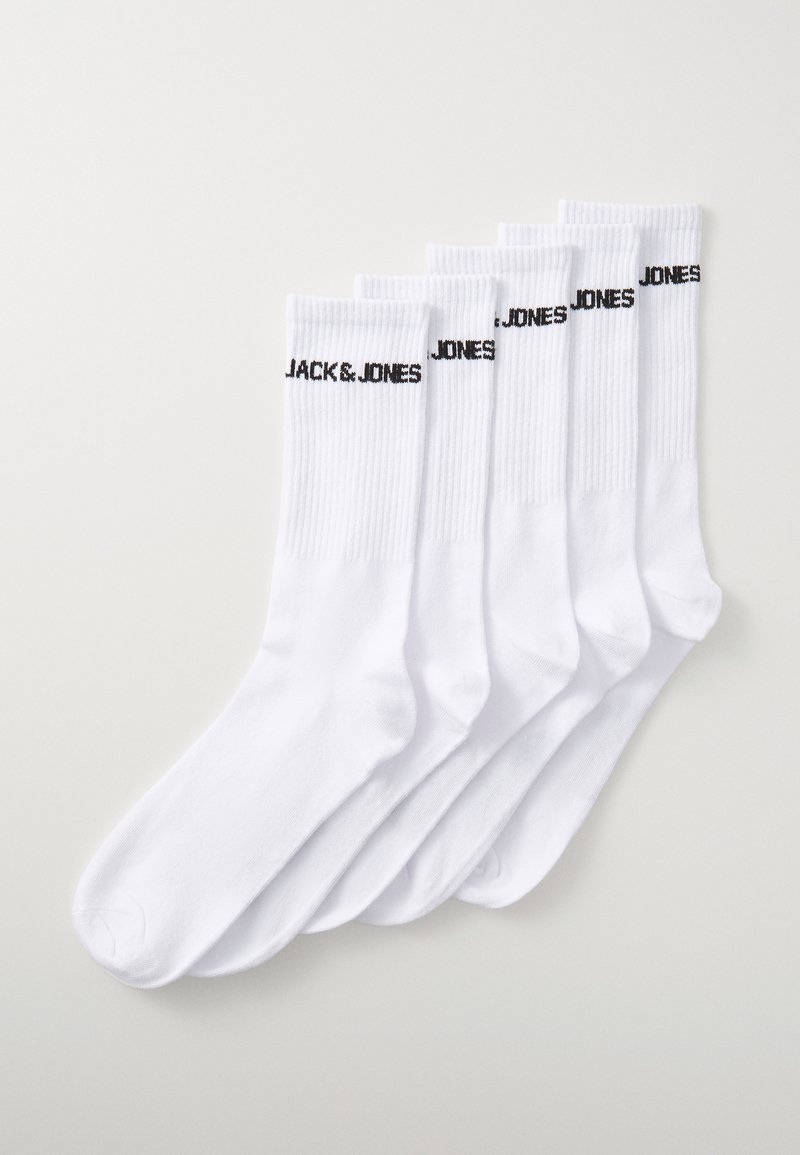 Chaussettes en coton blanches dans un pack de cinq avec des bords côtelés et le logo "JACK & JONES" imprimé en noir sur chaque chaussette.