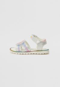 Glitzernde silberne Sandalen mit pastellfarbenen Riemen, verstellbarem Schnallenverschluss und einem bunten dekorativen Patch. Strukturiertes Fußbett und leichtes Design.