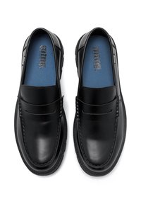 Schwarze Leder-slipper mit glatter Oberfläche, ausgestattet mit einer strukturierten blauen Innensohle und dekorativen Nähten über der Oberseite.