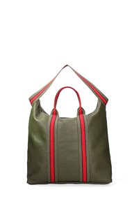 Borsa in pelle verde oliva con manici a strisce rosse e grigie, caratterizzata da un design ampio e una texture morbida, adatta per un uso quotidiano.