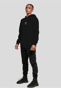 Mister Tee ABSOLUTELY NOT - Jersey con capucha - black