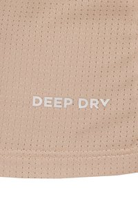Tessuto perforato beige chiaro con orlo cucito e testo bianco "DEEP DRY" stampato al centro.