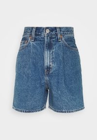 Denimshorts in mittlerem Blauton, hochgeschnittenes Design, mit einem Knopfverschluss vorne, fünf Taschen und fransigem Saum.