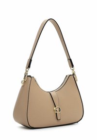 Beige Handtasche aus Kunstleder mit geschwungenem Design, schwarzen Akzenten und goldenen Beschlägen. Verfügt über einen Reißverschluss oben und einen kurzen Tragegurt.
