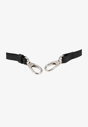 Tiras de cuero negro con mosquetones giratorios de metal plateado en forma de langosta, sujetos en los extremos, sobre fondo blanco.