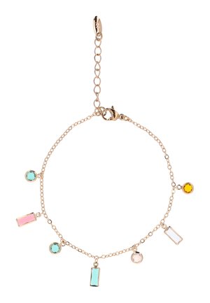 Złota bransoletka z łańcuszkiem z siedmioma kolorowymi zawieszkami z kamieni szlachetnych o okrągłych i prostokątnych kształtach, w tym niebieskie, różowe, żółte i bezbarwne kamienie.
