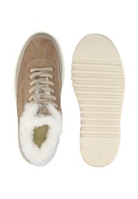 Sneakers in suede marrone con fodera e lacci in faux pelliccia bianca. Presentano una suola in gomma testurizzata e cuciture a contrasto lungo la parte superiore.