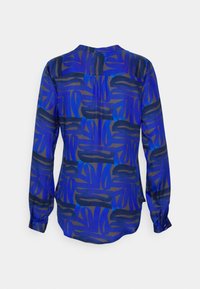 Blouse à manches longues bleu avec des motifs abstraits bleu foncé et marron. Dotée d'un col rond et d'un détail froncé à l'arrière.