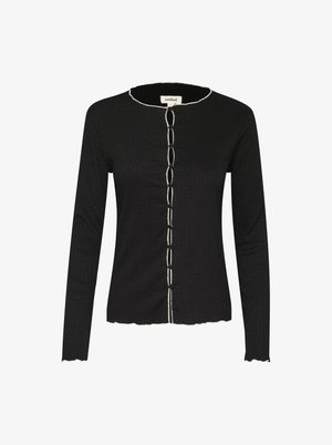 Bluză neagră cu mânecă lungă, dintr-un material texturat, cu guler rotund, margine albă și închidere cu nasturi pe față, având mâneci și margine cu danteluță.