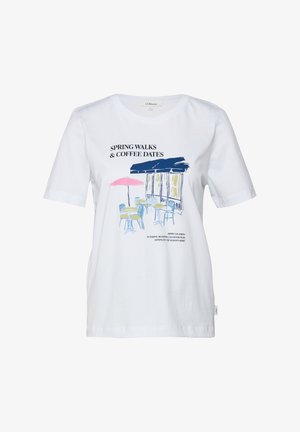 Biała koszulka z ilustracją stolików na zewnątrz kawiarni, różowym parasolem, granatowym daszkiem i tekstem "Wiosenne spacery i spotkania przy kawie."