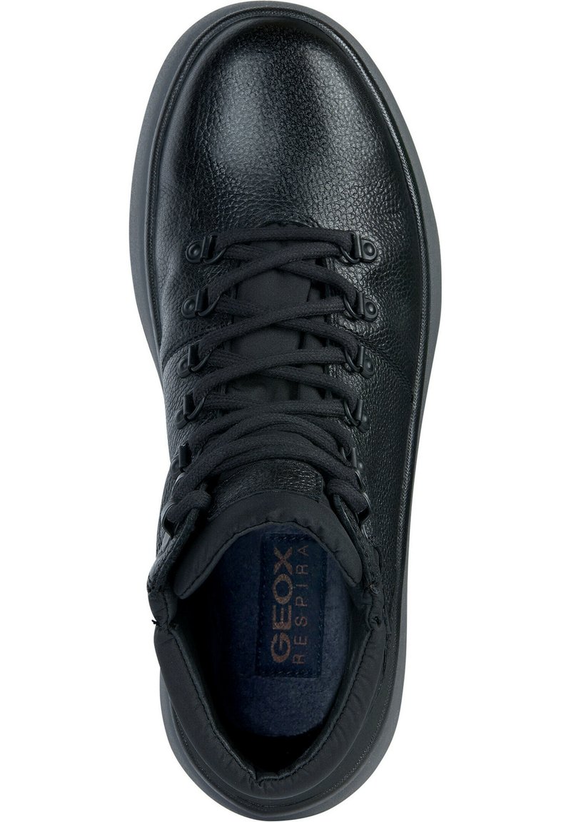Chaussure noire à lacets en cuir texturé. Caractéristiques : col en synthétique lisse, ouverture rembourrée et semelle extérieure en caoutchouc. Marque Geox visible à l'intérieur.