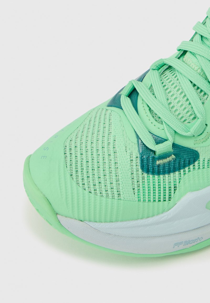 Chaussure de sport vert clair avec tige en mesh, lacets vert clair, accents bleu sarcelle et semelle coussinée blanche portant l'inscription "FF Blast+".