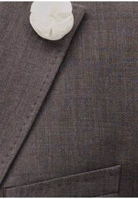 Dunkelgraues Anzugsrevers mit einer weißen Stoffblumen-Anstecknadel und einer Leistentasche auf strukturiertem Wollstoff.