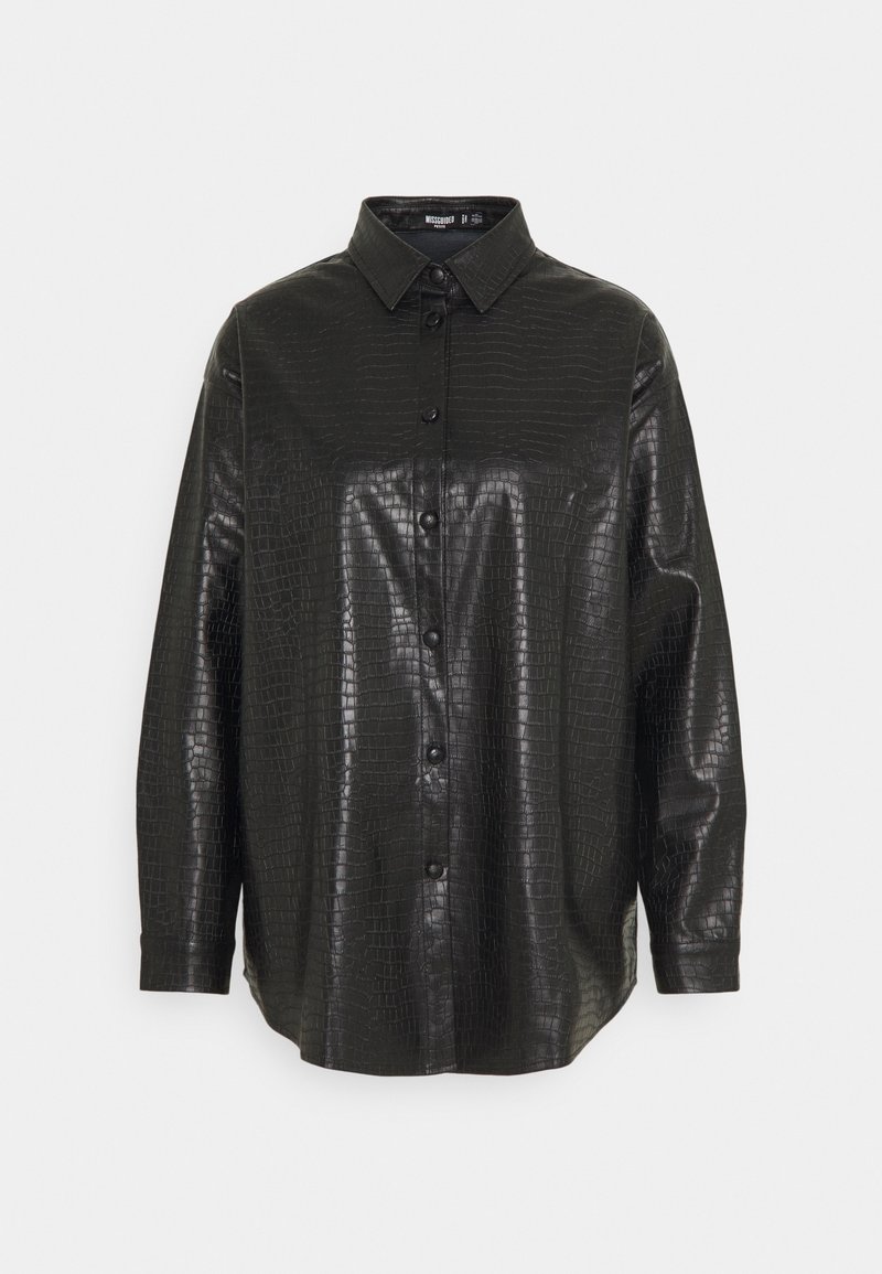 Chemise noire à manches longues en simili cuir à motif crocodile, avec une fermeture boutonnée sur le devant et un col classique.