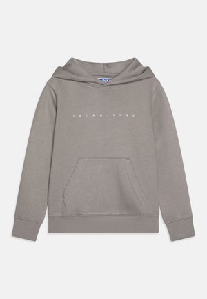 Sudadera gris con un bolsillo frontal, capucha con cordón y logo blanco "JACK & JONES" en el pecho. Fabricada con una tela suave y texturizada.
