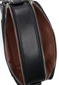 Schwarze Lederumhängetasche mit glatter Textur, doppelte Reißverschlüsse und einem braunen Stoffinneren. Enthält zwei Fächer und silberne Hardware-Akzente.