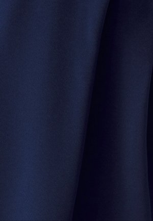 Tumedat sinine kangas, millel on sile ja tekstureeritud pind, kus on peened valguse ja varju variatsioonid, volditud tõmblustes.