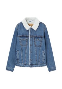 Chaqueta de mezclilla azul con cuello de sherpa blanco, cierre de botones, dos bolsillos en el pecho y dos bolsillos laterales, extendida sobre fondo blanco.