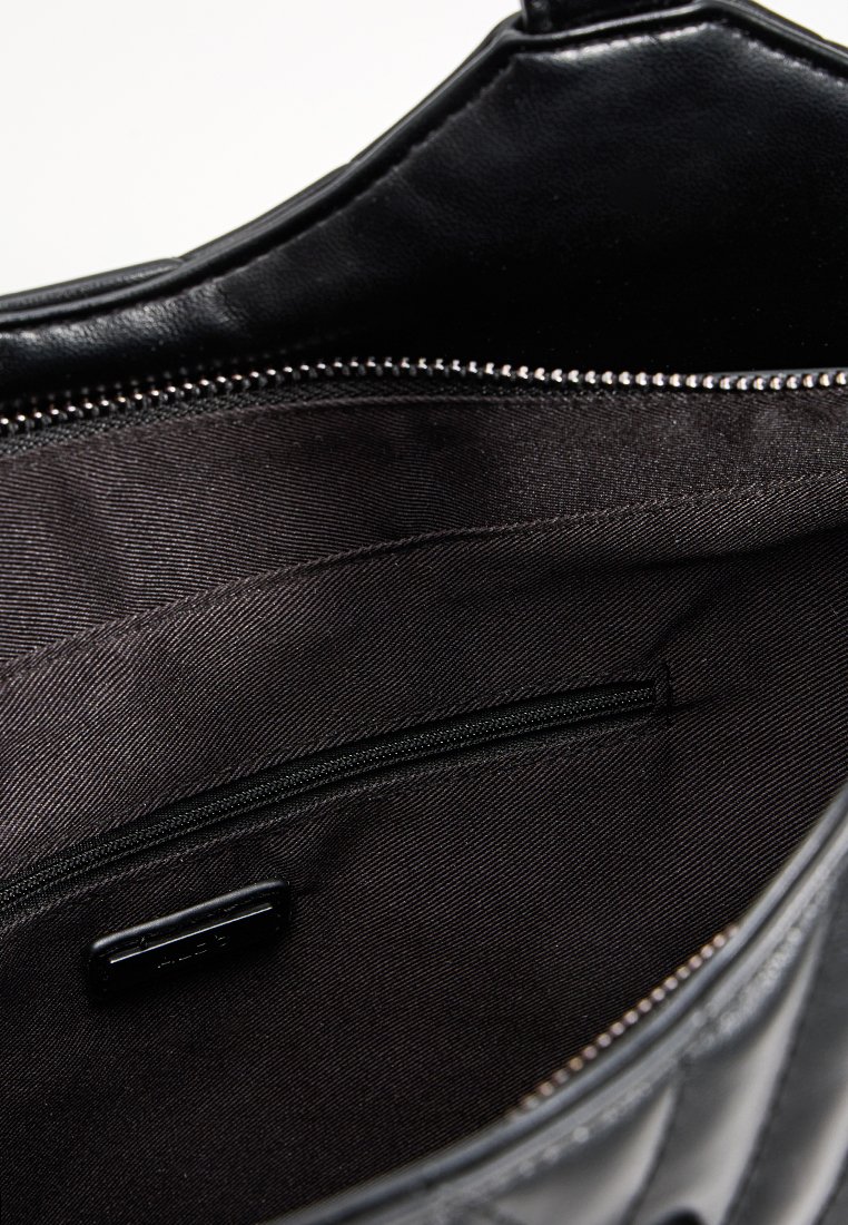 Intérieur d'un sac à main en cuir noir avec une texture lisse, comportant une poche zippée et une doublure en satin. Détails de couture subtils le long des bords.