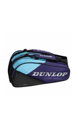 Zwei blaue und schwarze Sporttaschen von Dunlop mit Reißverschlussfächern und gepolsterten Griffen, auf weißem Hintergrund gestapelt.