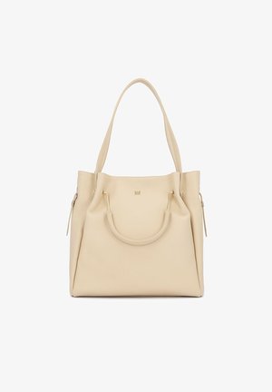 Sac fourre-tout en cuir beige avec deux poignées et un logo doré minimaliste centré sur le devant, présenté sur un fond blanc.