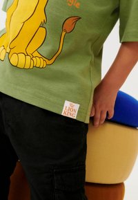 Next SIMBA LION KING SHORT SLEEVE - REGULAR FIT - Printtipaita - green