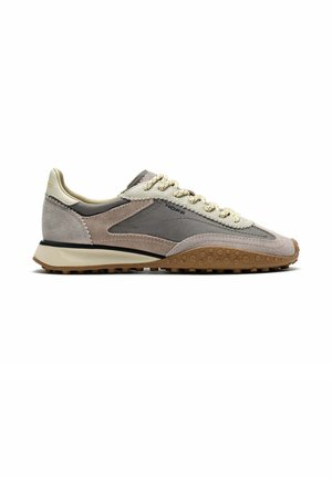 Zapatilla casual de perfil bajo en beige, gris y marrón con suela texturizada y diseño con cordones, logotipo lateral "Hoff" visible.