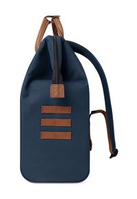 Marineblauwe rugzak van een gestructureerde stof, met bruine leren accenten, drie horizontale banden en een trekkoordsluiting aan de bovenkant.