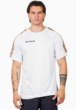T-shirt sportiva bianca a maniche corte con logo nero "GIVOVA" e accenti dorati a motivo sulle spalle. Tessuto liscio, vestibilità rilassata.