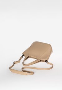 Borsa a mano in pelle beige con un design strutturato, due manici corti e una tracolla lunga regolabile. Texture liscia e accenti minimalisti.