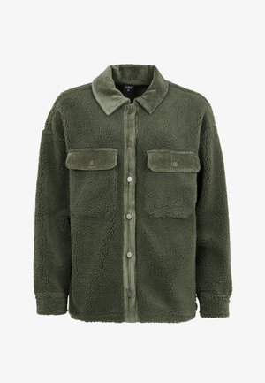 Giacca camicia in pile verde oliva con colletto in velluto a coste, chiusura con bottoni a pressione e due tasche sul petto con pattini a bottone. Tessuto testurizzato.