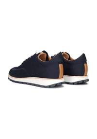 Marine mesh sneakers met tan leren accenten, witte tussenzool en gestructureerde rubberen buitenzool. Beschikt over een laag profiel met ronde randen.