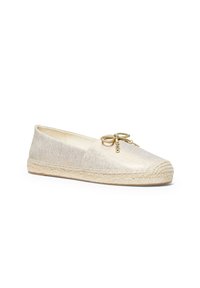 Lichte beige canvas espadrille met een gevlochten jute zool, een afgeronde neus en een decoratieve strik. Gladde textuur met metallic accenten.