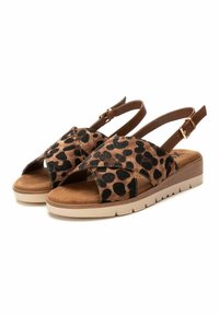 Sandalias de estampado de leopardo con correas de cuero marrón, dedos de los pies al aire y plantillas acolchadas sobre una suela de cuña texturizada de color claro.