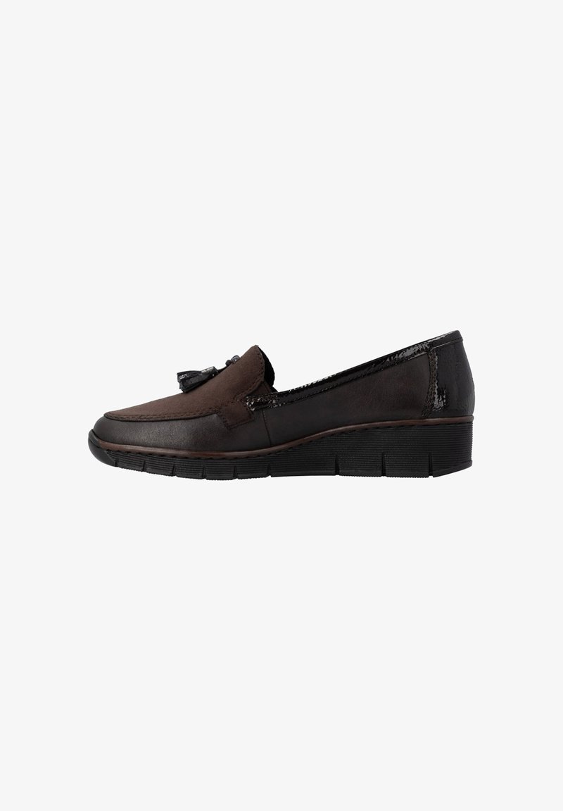 Mocassin en cuir et daim marron foncé avec pompons, semelle compensée et semelle extérieure texturée, vu de profil sur fond blanc.