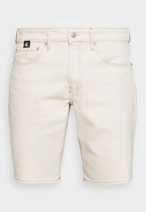 Cremefarbene Jeansshorts mit Fronttaschen, Gürtelschlaufen und einem Metallknopfverschluss, ausgestattet mit einem kleinen schwarzen Calvin Klein Logo-Tag.