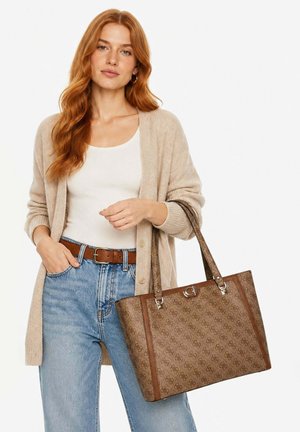 Guess, GUESS BANDOULIÈRE NOLANA S LATTE/BROWN - Sac à main - latte logo brown lgw
