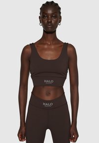 Brun träningscrop-top och högmidjade leggings med en slät textur. Har logotypdetaljer i en kontrasterande färg.