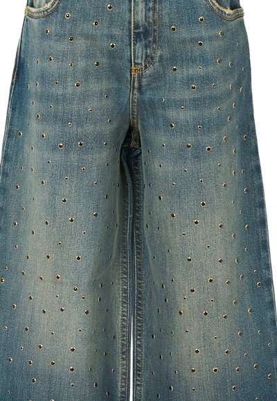 Lichtblauwe denim wijdvallende spijkerbroek met ronde uitsparingen en metalen ringen, met een standaard vijfzakken ontwerp en een ritssluiting.