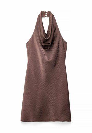 Ærmeløs brun satin halterneck kjole med draperet halsudskæring og lukning bagpå, knælængde og glat tekstur.