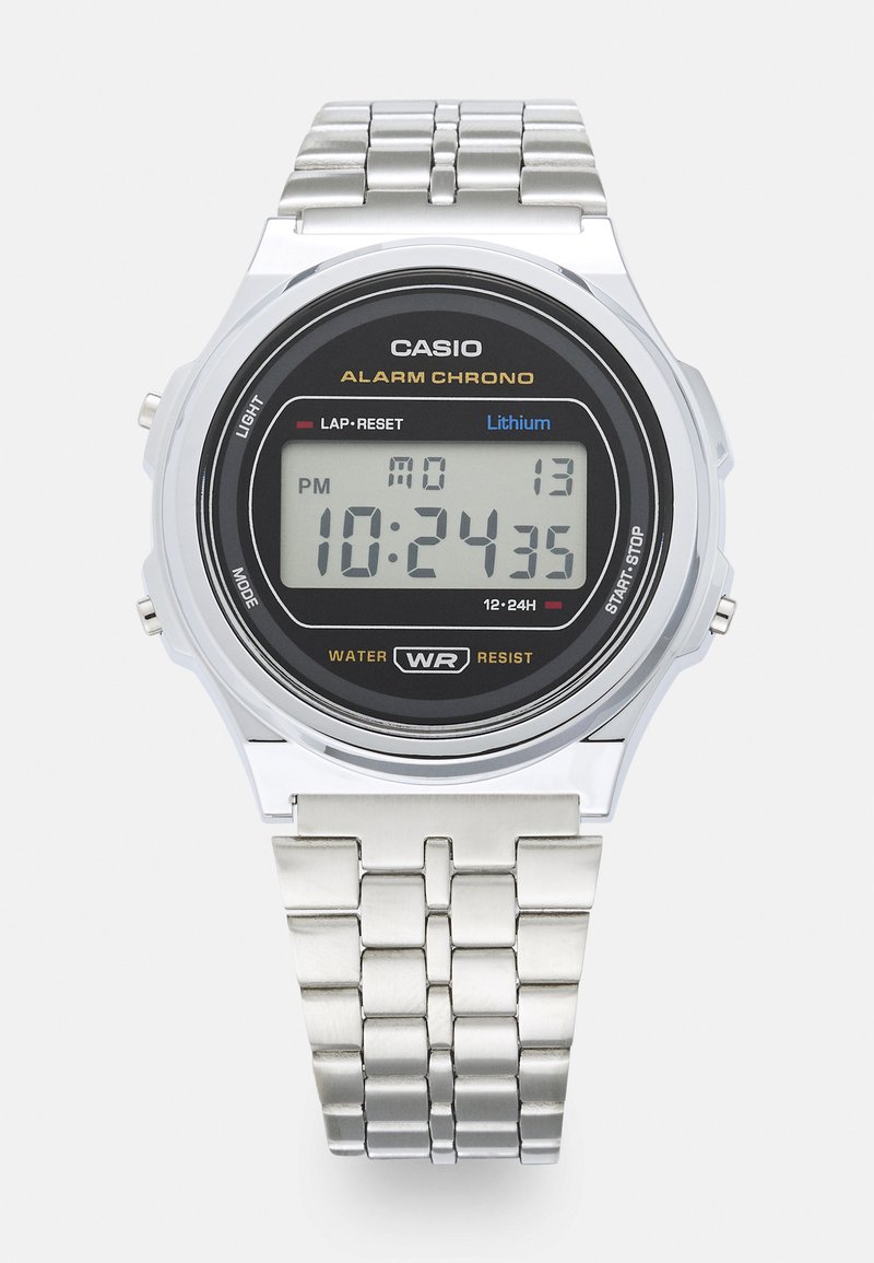 Montre numérique avec un bracelet en acier inoxydable argenté, un cadran noir et un affichage numérique. Elle dispose d'une résistance à l'eau et de fonctions d'alarme.