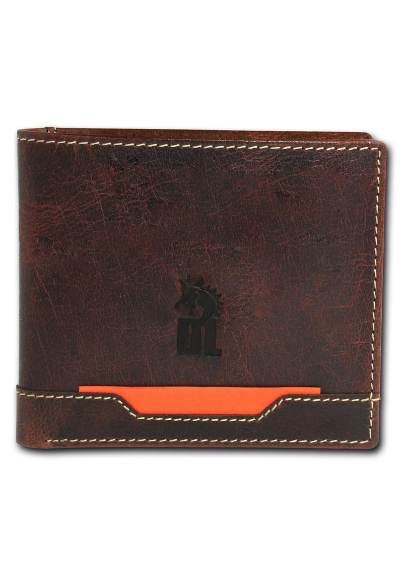 Bruine leren portemonnee met een gestructureerde afwerking, voorzien van een contrasterende oranje kaartsleuf en crèmekleurige stiksel. Logo is op de voorkant gegraveerd.