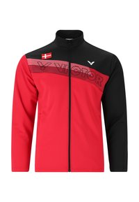 Rød og sort zip-up jakke med høj krave, prydet med vandrette striber og "VICTOR" logo på brystet, lavet af et glat syntetisk materiale.