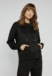 Czarna bluza z miękkiego materiału, z kapturem na sznurku, kieszenią z przodu oraz teksturowanym logo na piersi.