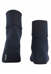 Calze alla caviglia blu navy con polsino a costine, texture liscia, punta e tallone rinforzati, e un delicato logo bianco sul lato.