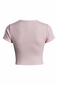 Růžový krátký rukáv crop top s kulatým výstřihem a přiléhavým střihem, zdůrazňující strukturovanou látku a bezproblémové okraje.