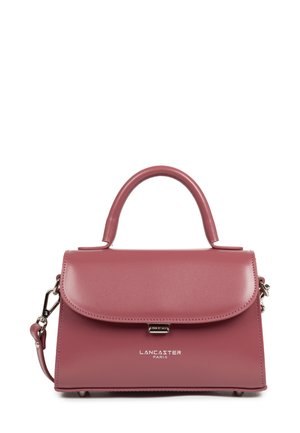 Borsa in finta pelle color rosa con manico curvo, chiusura a patta, tracolla removibile e accessori in argento lucido.