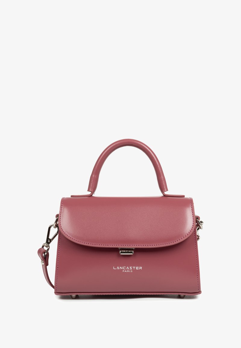 Borsa in finta pelle color rosa con manico curvo, chiusura a patta, tracolla removibile e accessori in argento lucido.